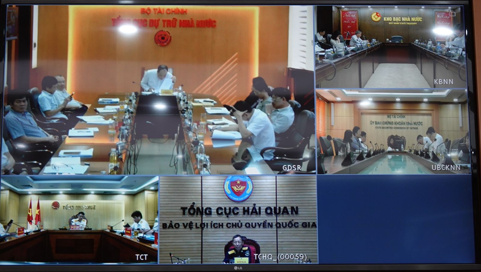 Hội nghị được tổ chức theo h&igrave;nh thức trực tuyến v&agrave; trực tiếp.