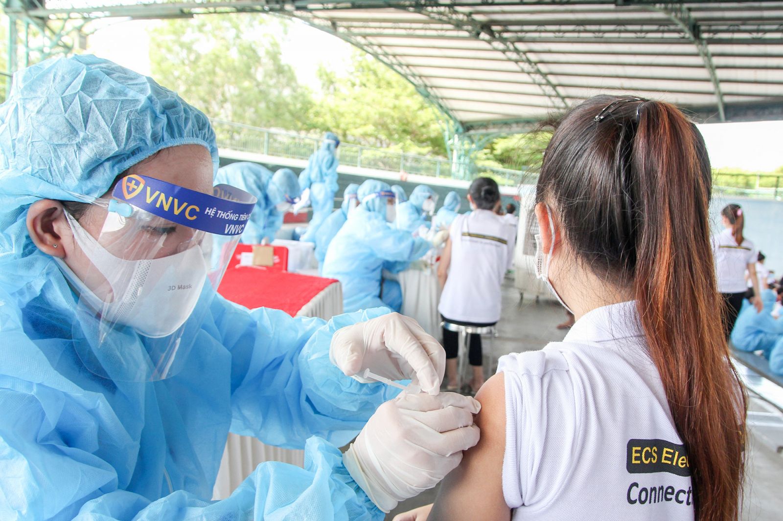 Tiêm chủng vaccine Covid-19 nói riêng và tiêm chủng phòng bệnh nói chung vẫn là biện pháp hiệu quả để bảo vệ cá nhân và cộng đồng trước các bệnh truyền nhiễm nguy hiểm. 