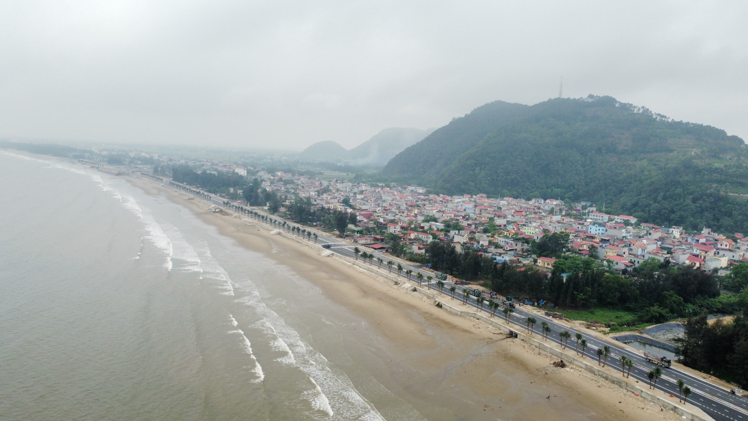 Dự &aacute;n ch&iacute;nh thức th&ocirc;ng xe kỹ thuật sẽ đ&oacute;ng vai tr&ograve; chiến lược để h&igrave;nh th&agrave;nh mạng lưới giao th&ocirc;ng li&ecirc;n kết trong khu du lịch sinh th&aacute;i biển Hải Tiến; g&oacute;p phần từng bước ho&agrave;n thiện hệ thống giao th&ocirc;ng theo quy hoạch, tạo điều kiện thuận lợi cho việc đi lại của nh&acirc;n d&acirc;n, giảm &ugrave;n tắc cho c&aacute;c tuyến đường trong khu vực khi v&agrave;o m&ugrave;a du lịch.