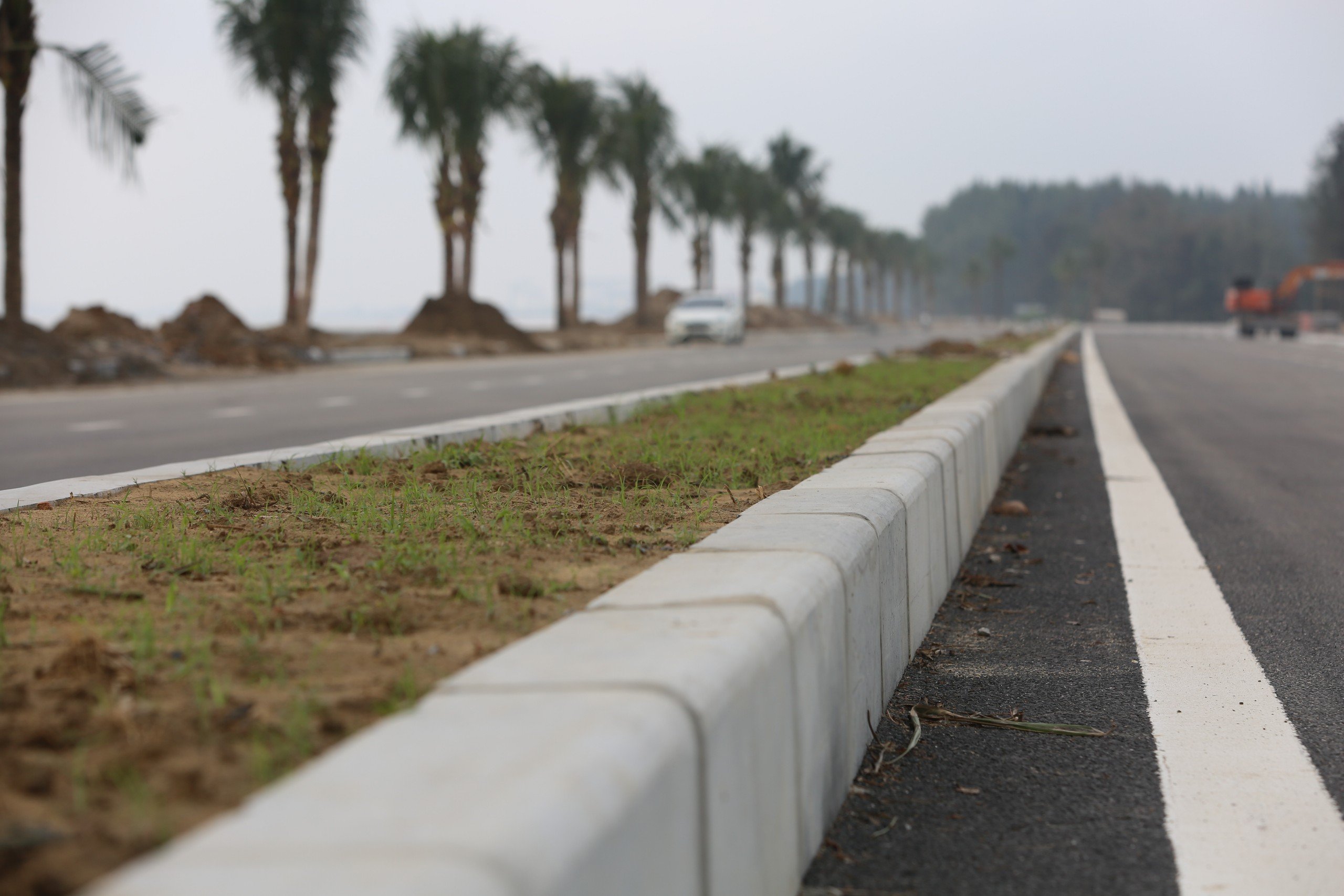 Tính đến nay, khối lượng thi công hoàn thành của dự án ước đạt khoảng 83%, bao gồm: Tường kè loại 1 đạt 0,8/0,8km, Kè loại 2 đạt 1,3/1,3km; Nền đường K95, K98, móng đường cấp phối đá dăm, mặt đường bê tông nhựa C16 đạt 2,1/2,1km.