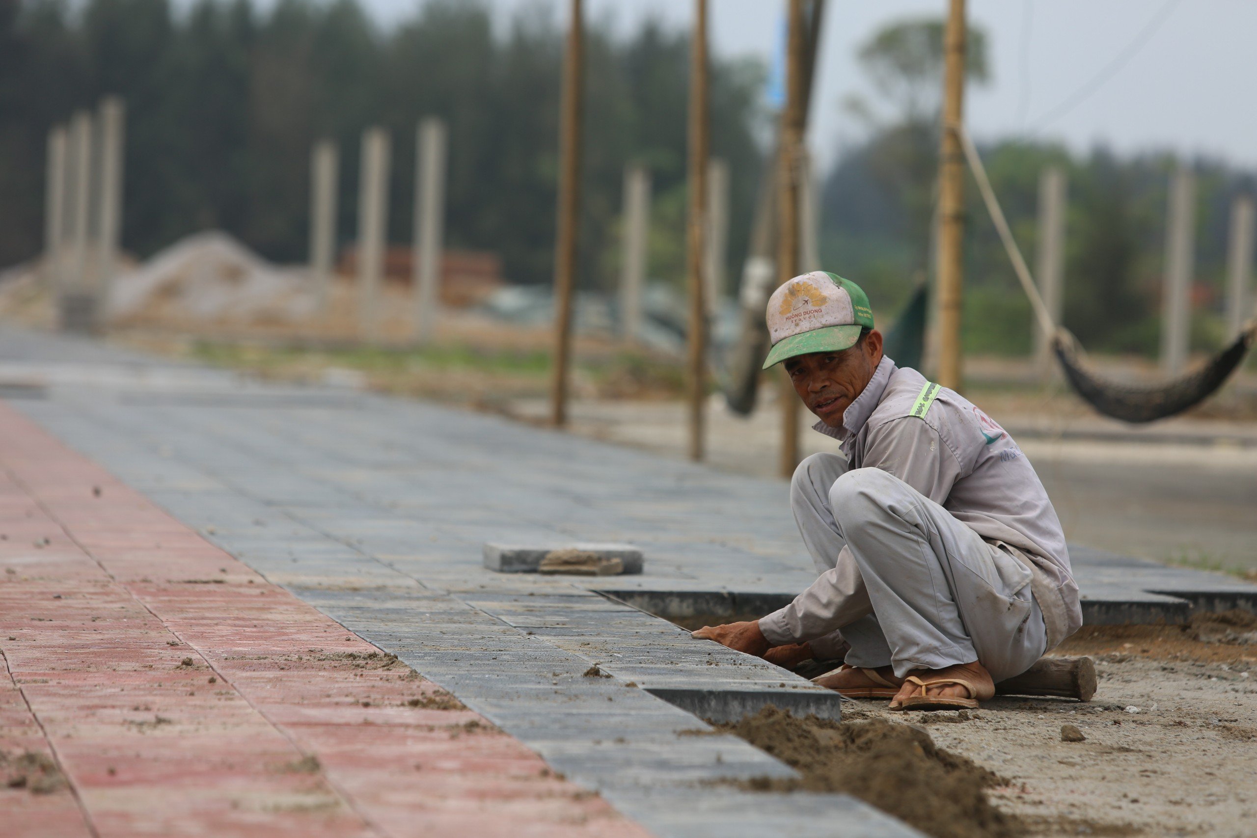 Theo đại diện nhà thầu thi công dự án cho biết, đơn vị này đang tập trung hoàn thiện những hạng mục còn lại của dự án, như: lát vỉa hè, hoàn thiện hệ thống an toàn giao thông, điện chiếu sáng, trang trí cây cảnh... Dự kiến sẽ hoàn thành xong trước tháng 7/2024.