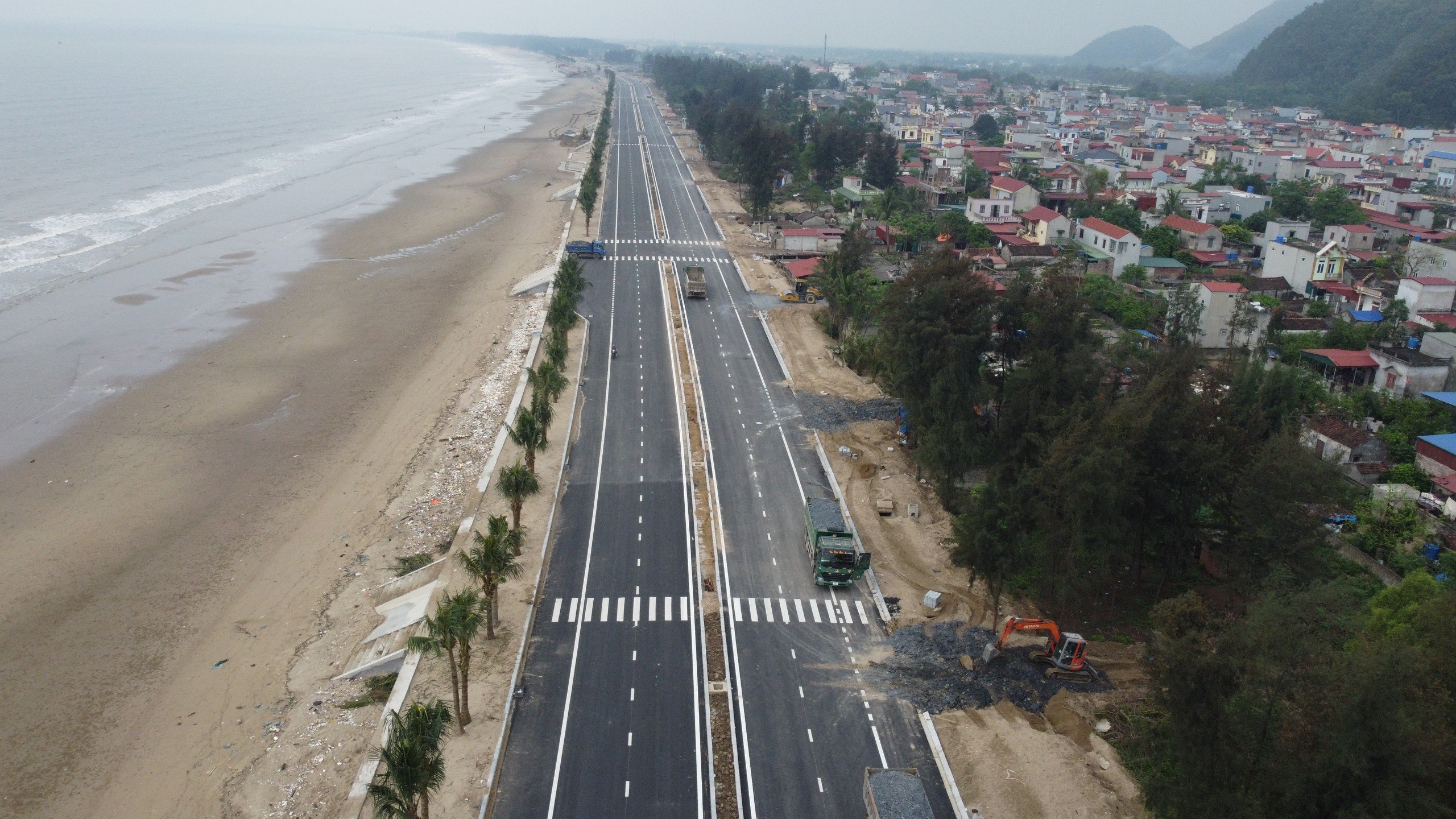 Đây là tuyến đường quan trọng vừa giữ vai trò làm đê chắn sóng, vừa thúc đẩy phát triển du lịch biển của tỉnh Thanh Hóa