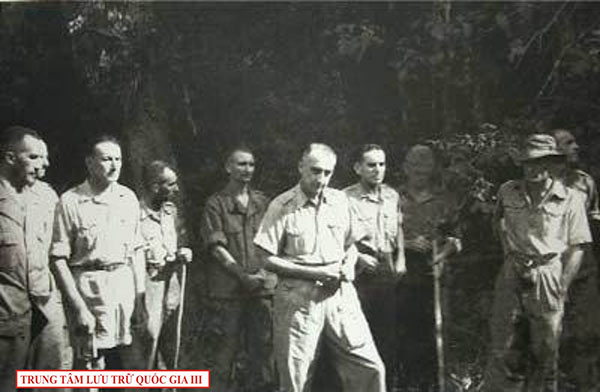 Tướng Đờ Cát tơ ri (de Castries) cùng các sĩ quan Pháp ra hàng, 1954.