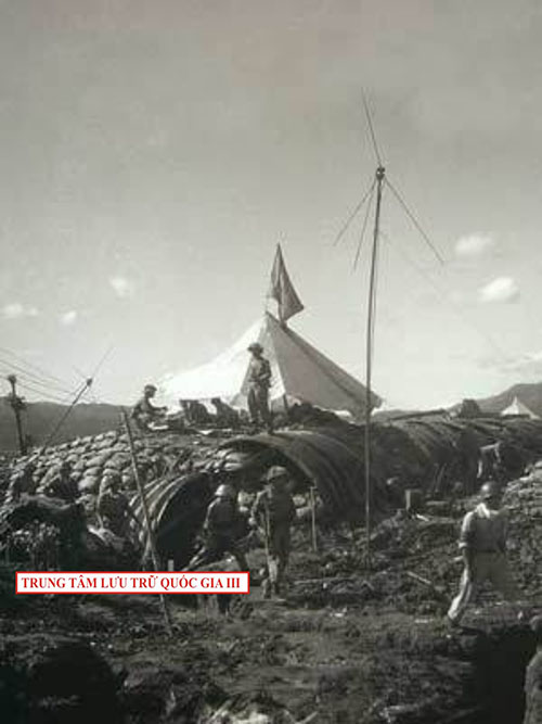 Trên nóc hầm Đờ Cát tơ ri (de Castries), tháng 5/1954.