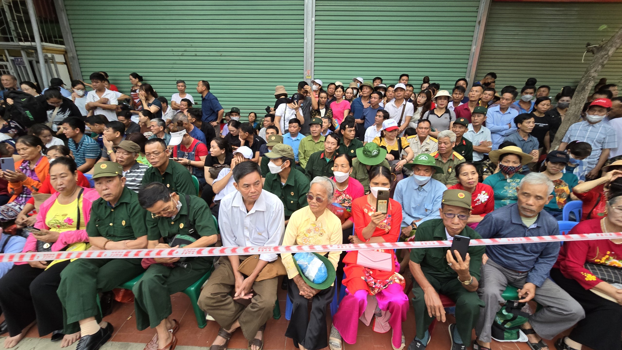 Để không bỏ lỡ lễ diễu binh, diễu hành hoành tráng, hàng trăm người dân túc trực ngoài sân vận động tỉnh  Điện Biên từ tờ mờ sáng.