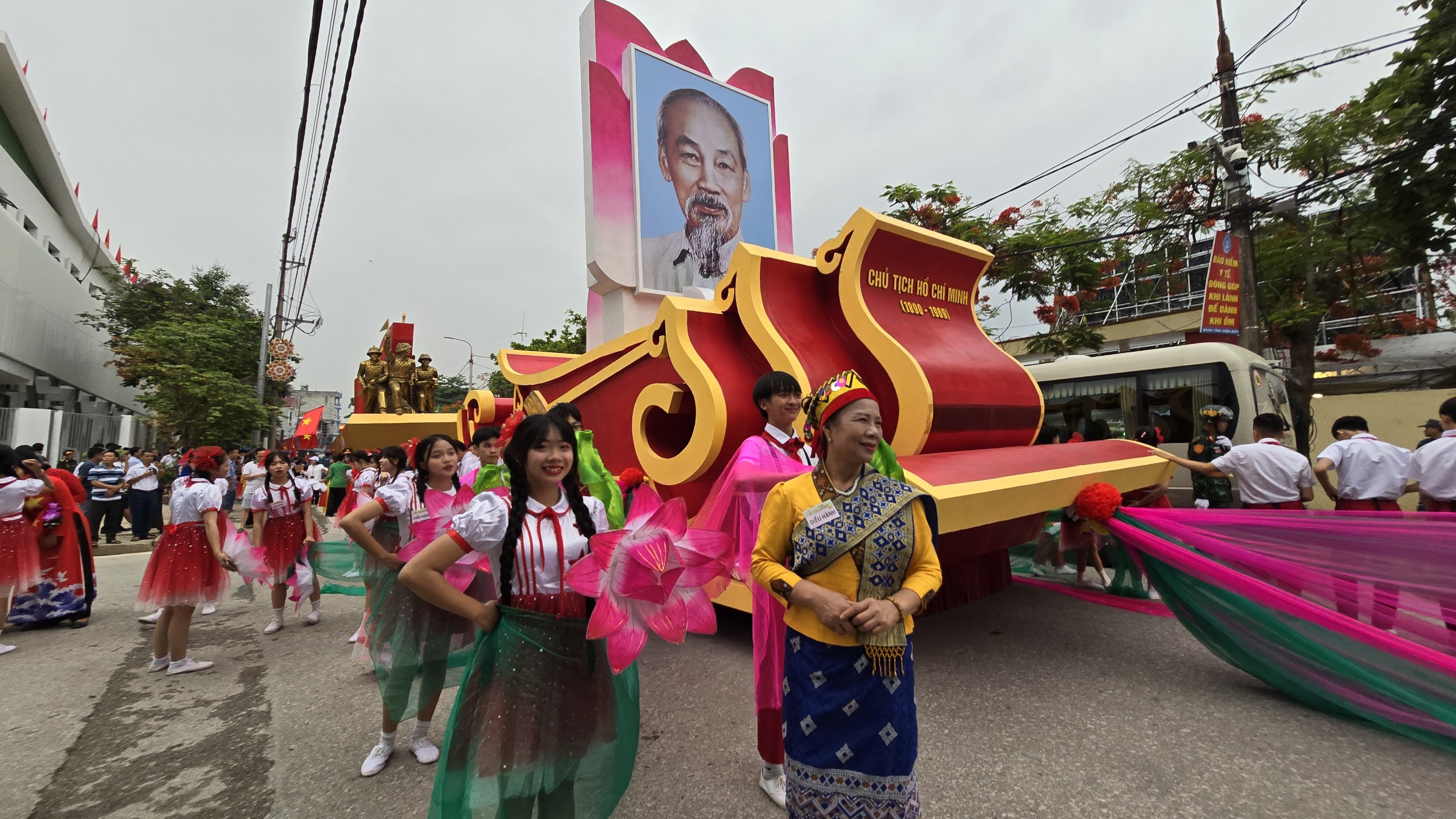 Lễ diễu binh, diễu h&agrave;nh c&oacute; sự tham gia của 5 th&agrave;nh phần lực lượng: Lực lượng Ph&aacute;o lễ; lực lượng Kh&ocirc;ng qu&acirc;n bay ch&agrave;o mừng; lực lượng diễu binh, diễu h&agrave;nh (gồm khối Nghi trượng, lực lượng diễu binh do Bộ Quốc ph&ograve;ng chủ tr&igrave; phối hợp Bộ C&ocirc;ng an đảm nhiệm, lực lượng diễu h&agrave;nh của khối Quần ch&uacute;ng, lực lượng diễu h&agrave;nh của khối Nghệ thuật); lực lượng l&agrave;m nền tr&ecirc;n s&acirc;n; lực lượng xếp h&igrave;nh, xếp chữ.