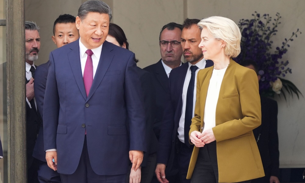 Chủ tịch Trung Quốc Tập Cận Bình (trái) và Chủ tịch EC Ursula von der Leyen tại Paris ngày 6/5 - Ảnh: Bloomberg.