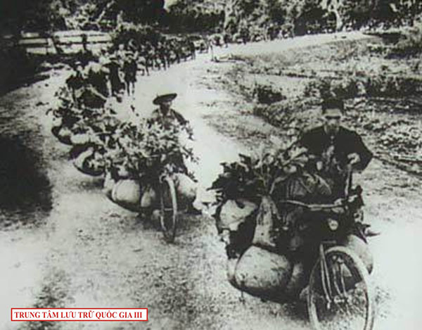 Xe thồ của lực lượng d&acirc;n c&ocirc;ng chở gạo ra mặt trận chuẩn bị cho Chiến dịch, với quyết t&acirc;m để 