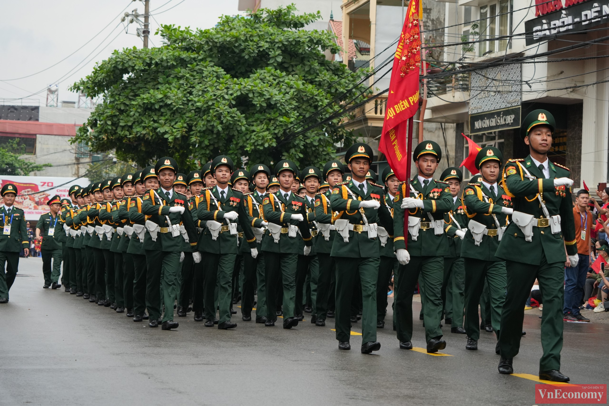 Sau lễ mít tinh sáng ngày 7/5, lễ kỷ niệm, diễu binh, diễu hành 70 năm Chiến thắng Điện Biên Phủ bắt đầu.