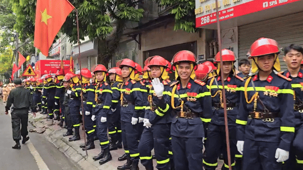 [Phóng sự ảnh] Không khí phấn khởi bên ngoài sân vận động Điện Biên sáng ngày 7/5