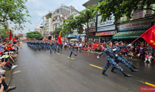 [Phóng sự ảnh]: Đường phố Điện Biên tưng bừng trong lễ diễu binh, diễu hành kỷ niệm 70 năm Chiến thắng Điện Biên Phủ