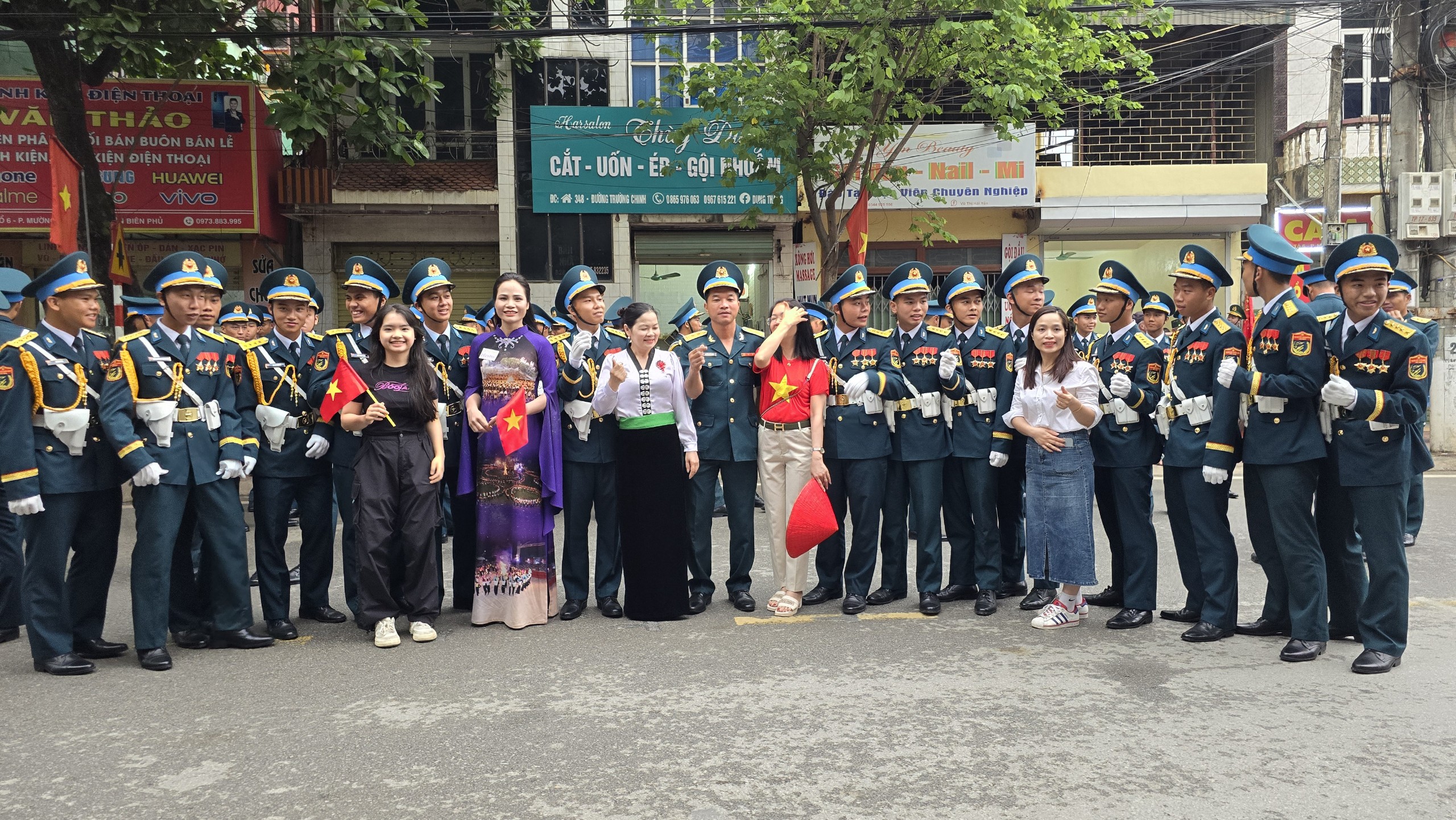 Trong lúc chờ đợi, lực lượng diễu binh, diễu hành tranh thủ chụp ảnh lưu niệm cùng người dân và du khách.