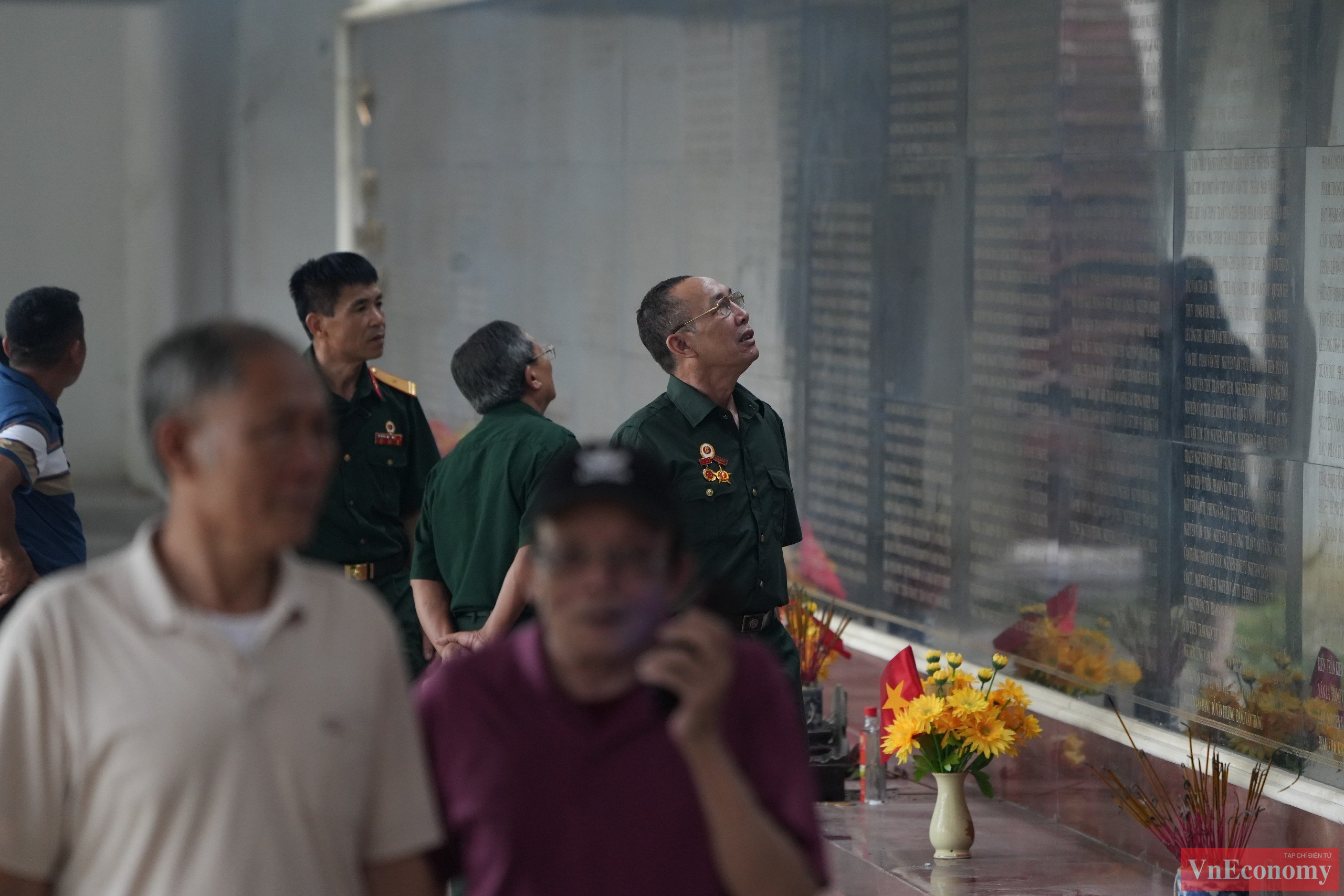Rất đông các cựu chiến binh đã vào dâng hương cho các anh hùng, liệt sĩ, đồng thời nhớ lại ký ức một thời cùng với đồng đội năm xưa.