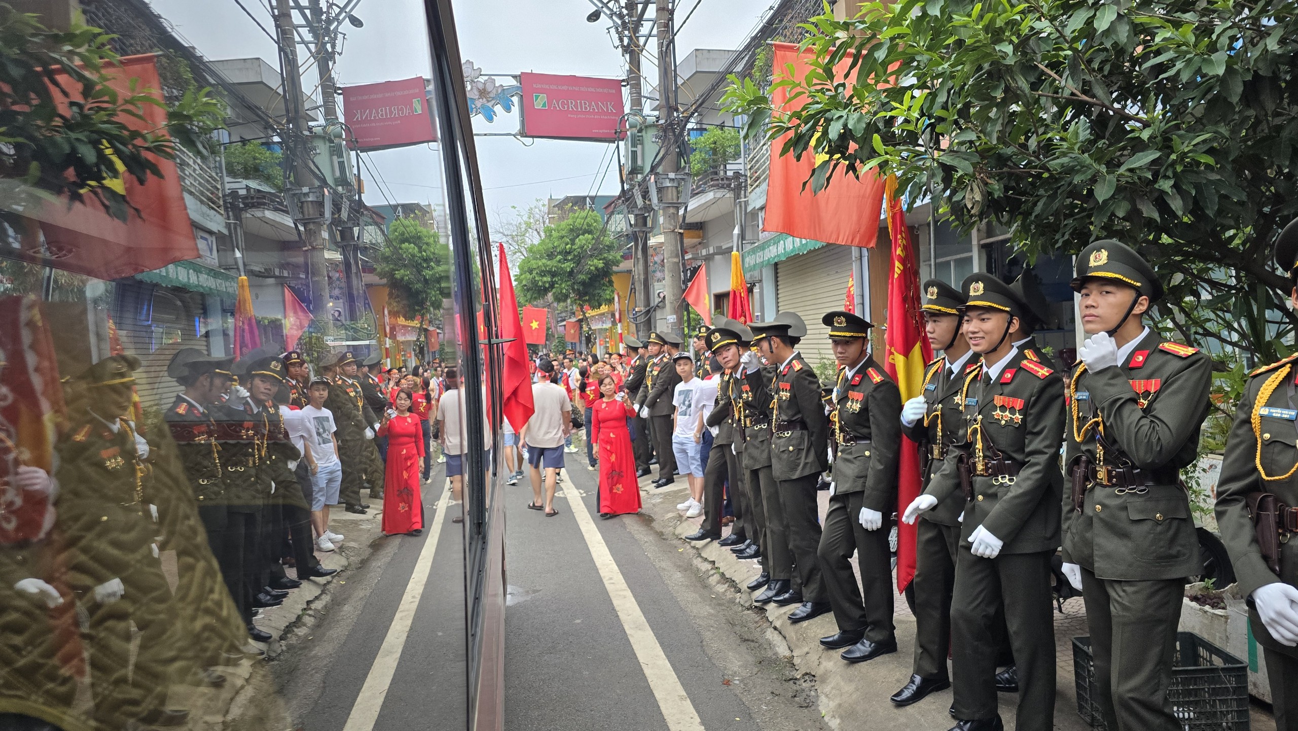 Các khối diễu binh, diễu hành đã sắp xếp đội hình, vị trí bên ngoài sân vận động, sẵn sàng góp sức mình cho thành công của ngày đại lễ.