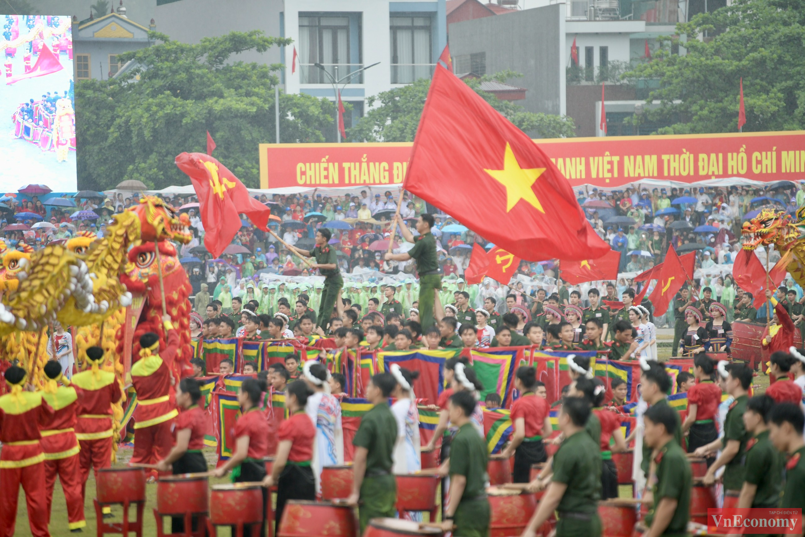 Tại sân vận động, trước lễ diễu binh, diễu hành đã diễn ra màn xếp hình nghệ thuật với chủ đề “Bản hùng ca Điện Biên” do các nghệ sĩ, chiến sĩ Đoàn nghi lễ quân đội biểu diễn.