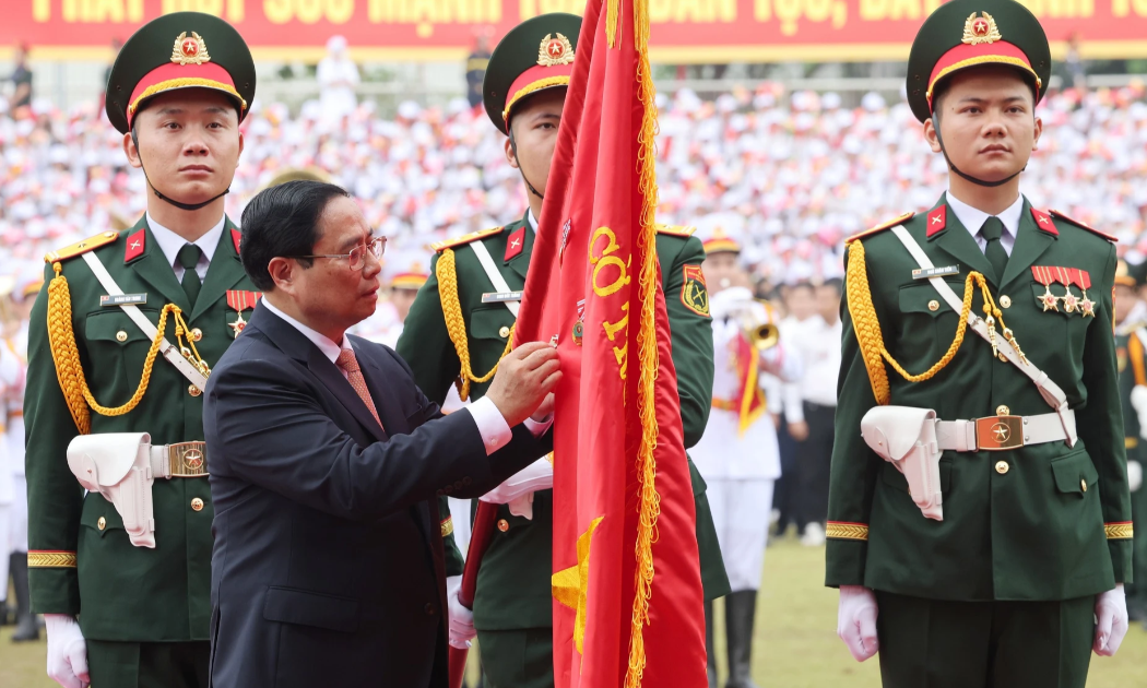 Thay mặt lãnh đạo Đảng, Nhà nước, Thủ tướng Phạm Minh Chính đã trao và gắn Huân chương Độc lập Hạng nhất cho Đảng bộ, chính quyền và nhân dân các dân tộc tỉnh Điện Biên.