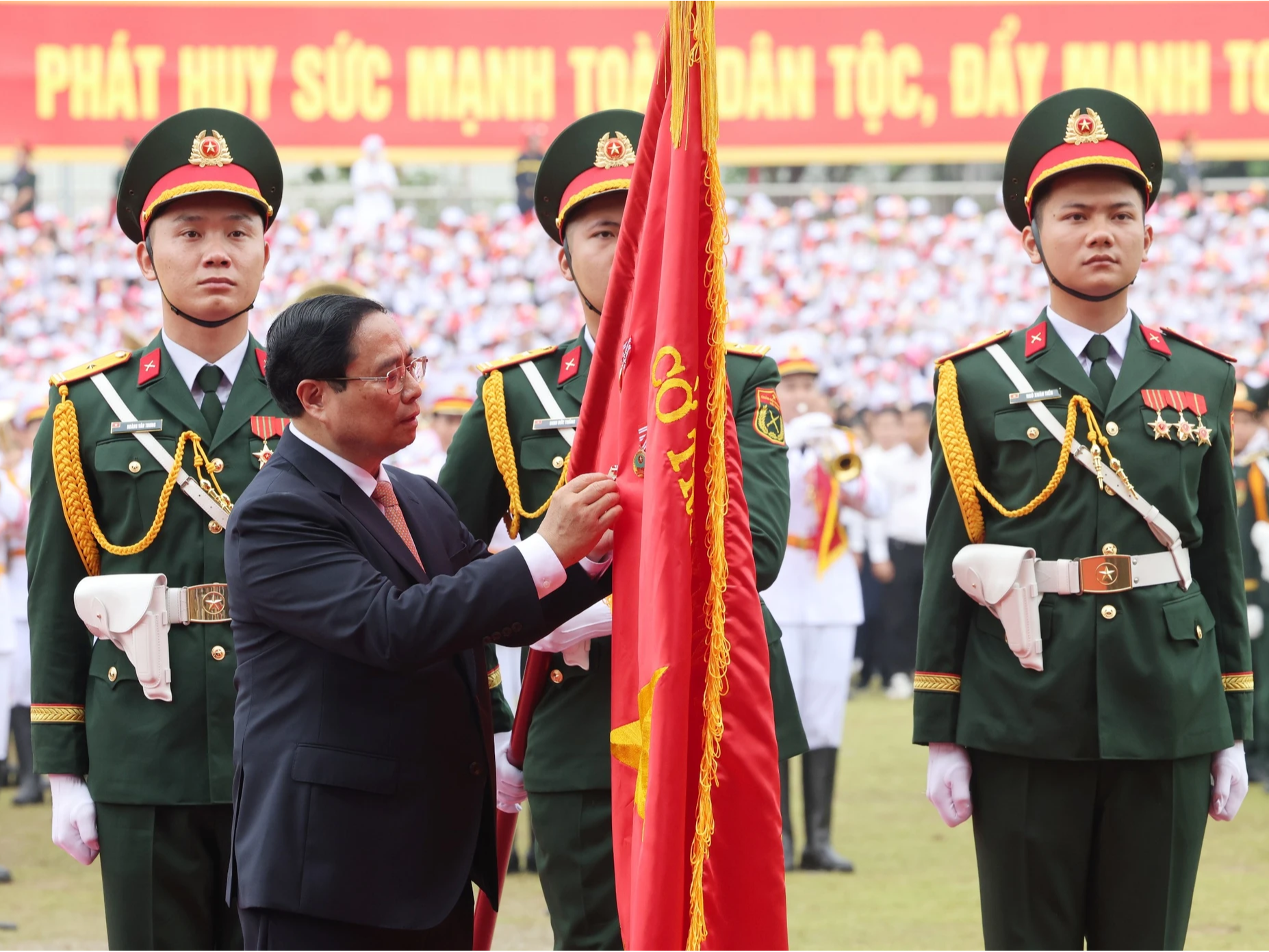 Thay mặt lãnh đạo Đảng, Nhà nước, Thủ tướng Phạm Minh Chính đã trao và gắn Huân chương Độc lập Hạng nhất cho Đảng bộ, chính quyền và nhân dân các dân tộc tỉnh Điện Biên.
