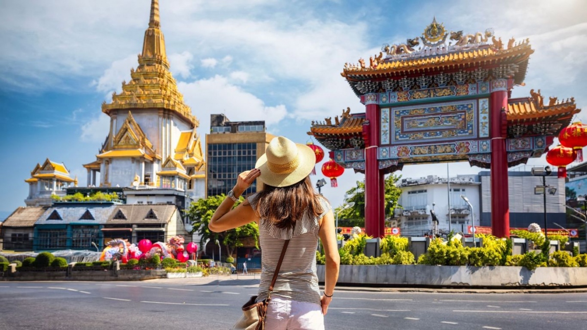 When unable to find favorable domestic prices, Vietnamese venture overseas. (Photo source: internet.)