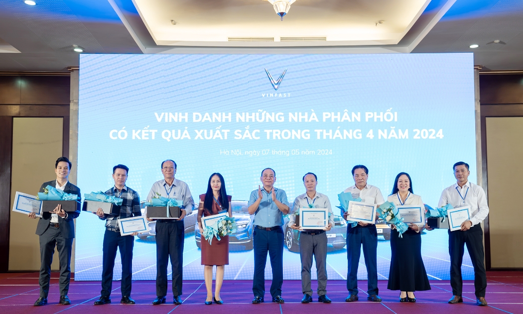 Chủ tịch Tập đoàn Vingroup Phạm Nhật Vượng vinh danh những nhà phân phối có kết quả kinh doanh xuất sắc tại Hội nghị Nhà phân phối Ô tô điện VinFast toàn quốc 2024.