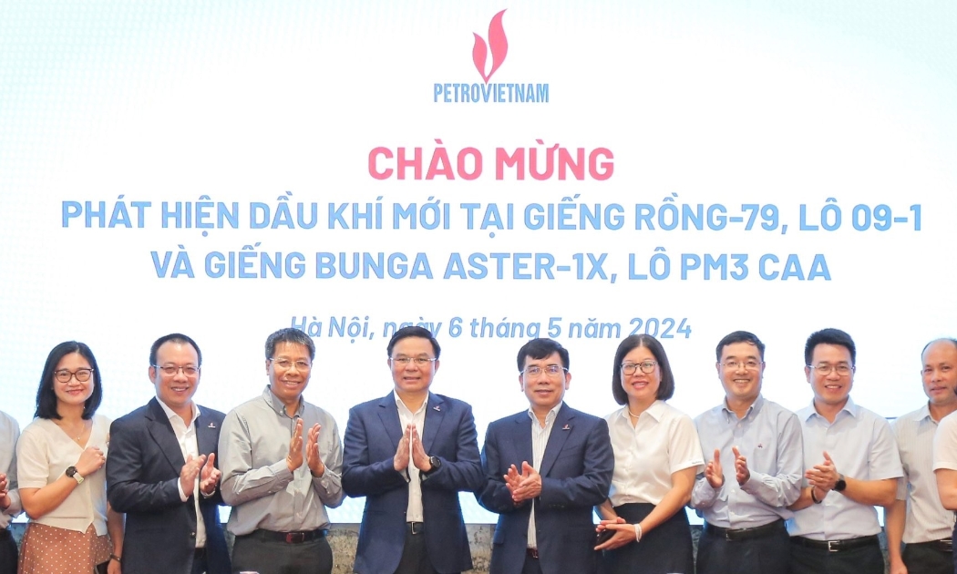Lãnh đạo Tập đoàn, các ban chuyên môn, đơn vị thành viên chúc mừng thành công từ 2 phát hiện mới.