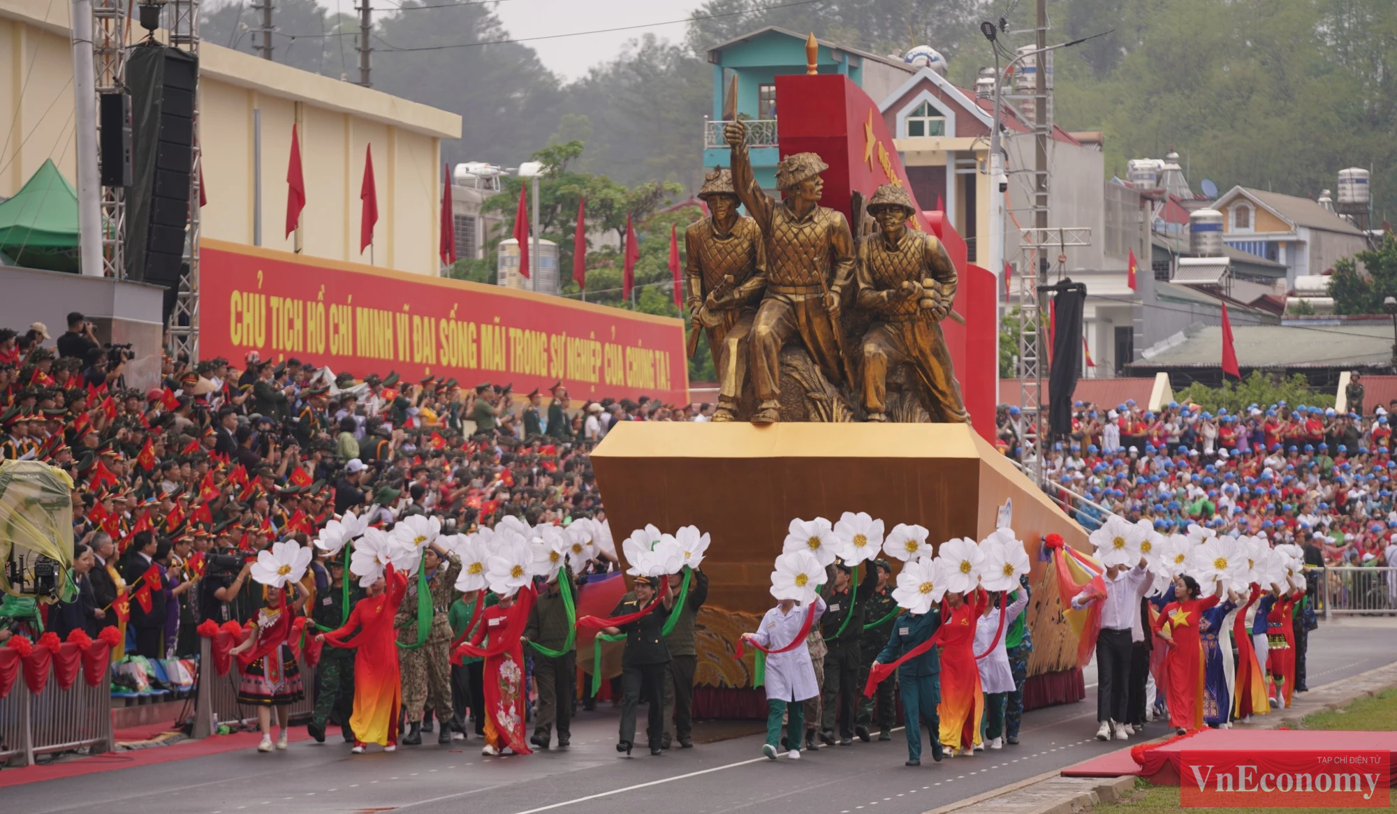 Lễ diễu binh, diễu h&agrave;nh c&oacute; sự tham gia của hơn 12.000 người. Thứ tự c&aacute;c c&aacute;c khối diễu binh, diễu h&agrave;nh như sau: Khối nghi trượng m&ocirc; h&igrave;nh Quốc huy; Khối cờ Đảng, cờ Tổ quốc; Xe rước ảnh Chủ tịch Hồ Ch&iacute; Minh; M&ocirc; h&igrave;nh biểu tượng 70 năm Chiến thắng Điện Bi&ecirc;n Phủ; Xe Chỉ huy, xe Tổ Qu&acirc;n kỳ to&agrave;n qu&acirc;n; Khối nữ Qu&acirc;n nhạc; Khối chiến sĩ Điện Bi&ecirc;n;...