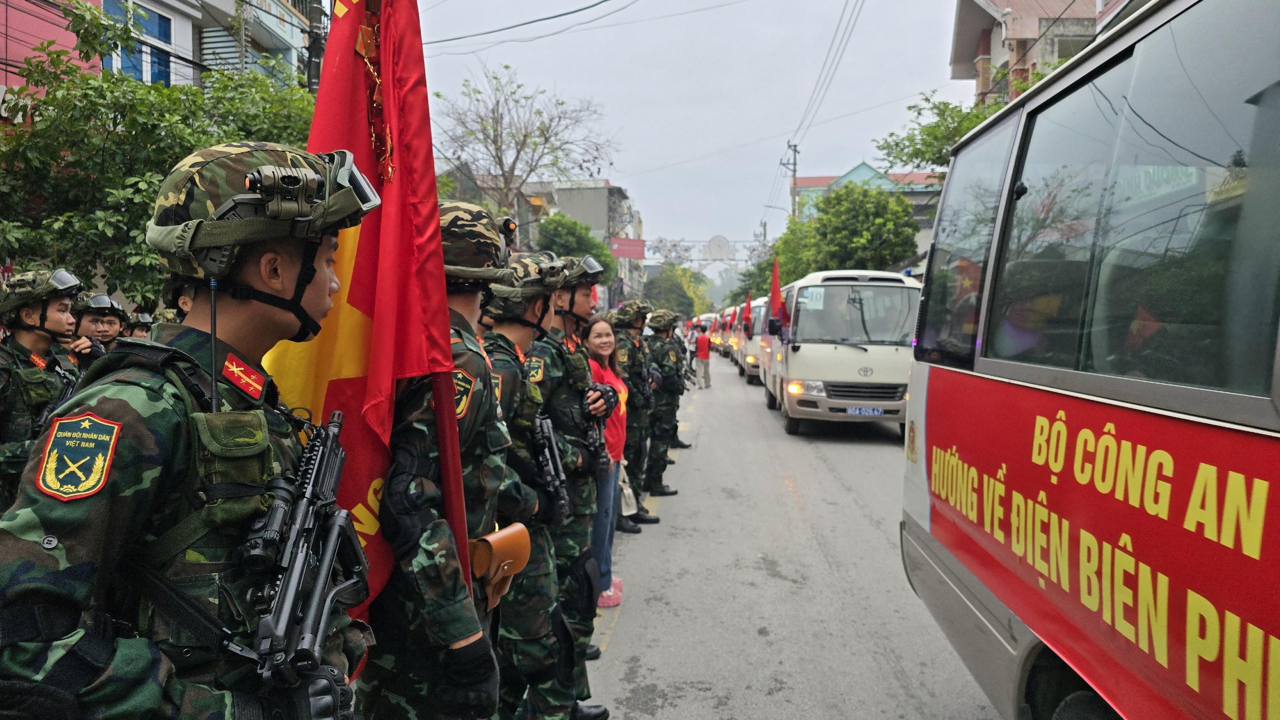 Ngay sau lễ mít tinh kỷ niệm cấp quốc gia là lễ diễu binh, diễu hành với sự tham gia của khoảng 12.000 người.