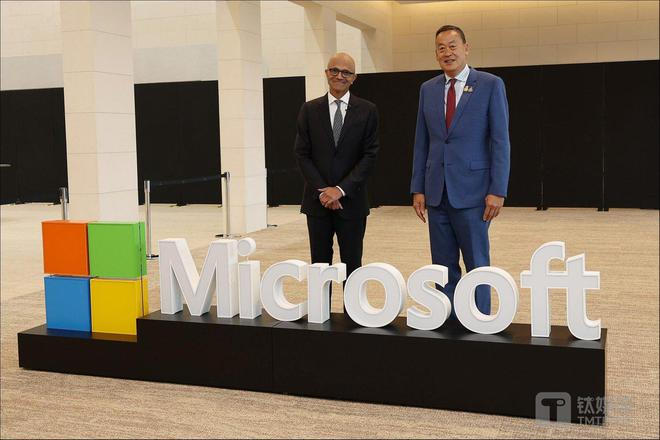 CEO Microsoft chụp ảnh với Thủ tướng Thái Lan Sreeta Thaweesin