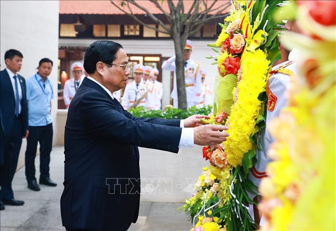 Thủ tướng Phạm Minh Chính dâng hoa tri ân các Anh hùng liệt sĩ. Ảnh: Dương Giang/TTXVN