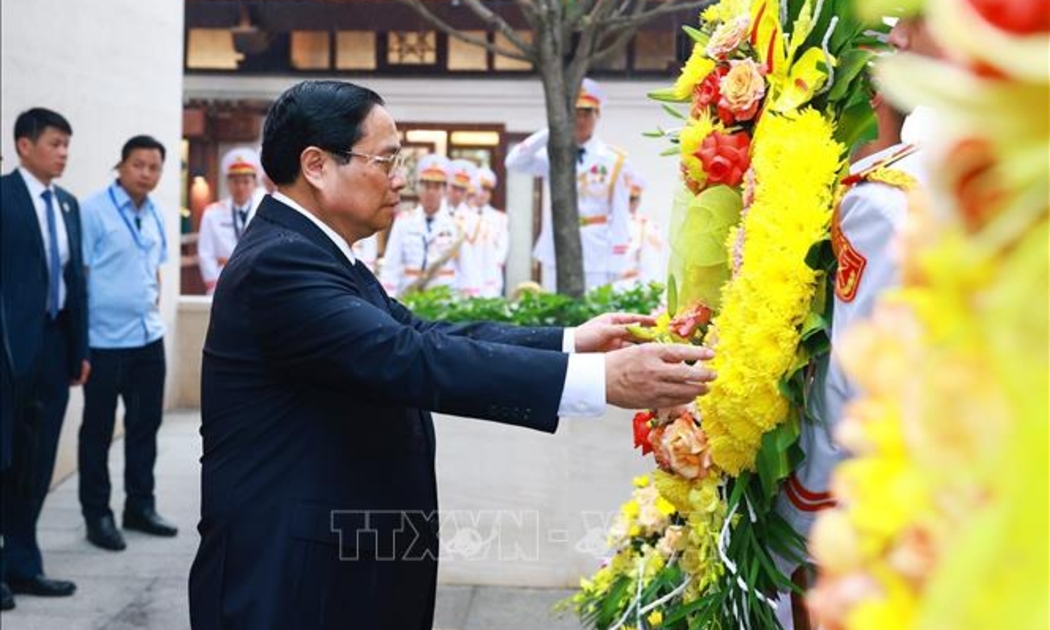 Thủ tướng Phạm Minh Chính dâng hoa tri ân các Anh hùng liệt sĩ. Ảnh: Dương Giang/TTXVN