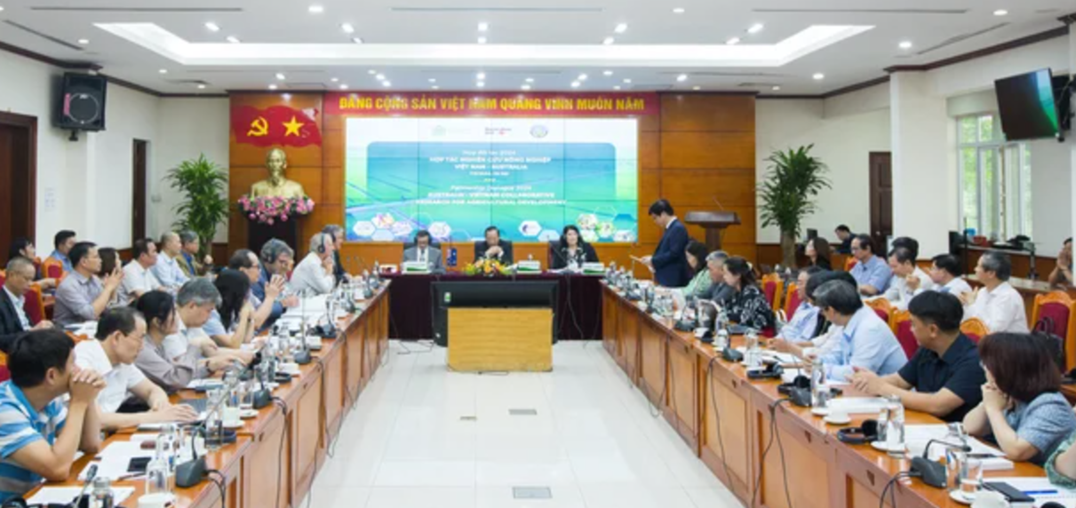 Quang cảnh cuộc họp.