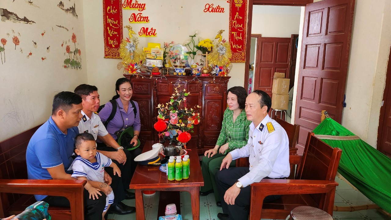 Đo&agrave;n c&ocirc;ng t&aacute;c thăm v&agrave; tặng qu&agrave; cho c&aacute;c gia đ&igrave;nh tr&ecirc;n đảo.