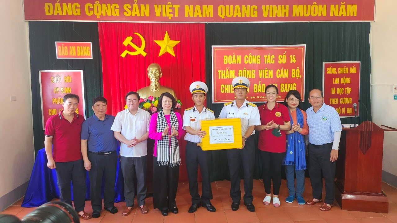 Thứ trưởng Bộ Y tế Nguyễn Thị Liên Hương cùng thành viên đoàn công tác Bộ Y tế trao quà tặng cho quân và dân trên đảo An Bang.