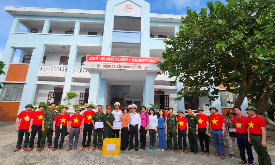 Đoàn công tác Bộ Y tế đã trao tặng quà và thiết bị y tế tại Bệnh xá Đảo Song Tử Tây. Ảnh: Thu Chung.