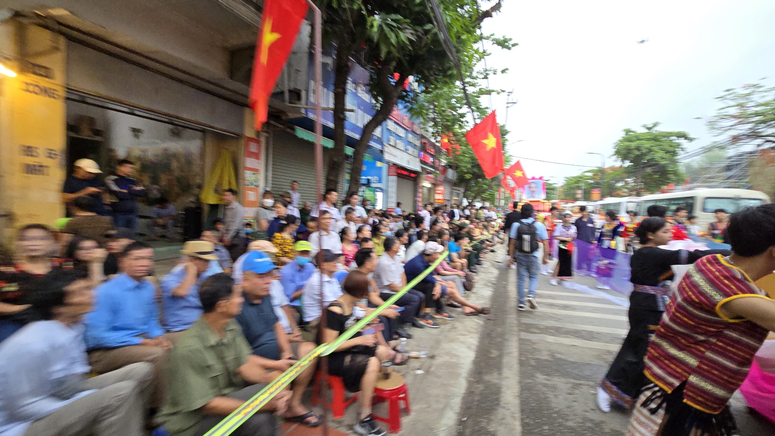 Hai bên đường, người dân và du khách đã sẵn sàng để chào đón và cổ vũ nồng nhiệt cho màn diễu binh, diễu hành đầy trang nghiêm, hùng mạnh của các khối, lực lượng.