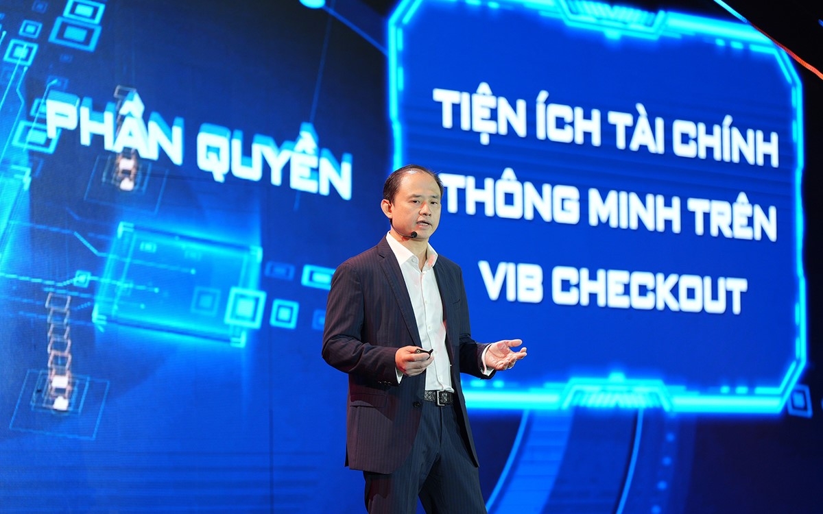 Ông Trần Nhất Minh, Phó Tổng Giám đốc kiêm Giám đốc Khối Ngân hàng số VIB trình bày tham luận tại Hội nghị.