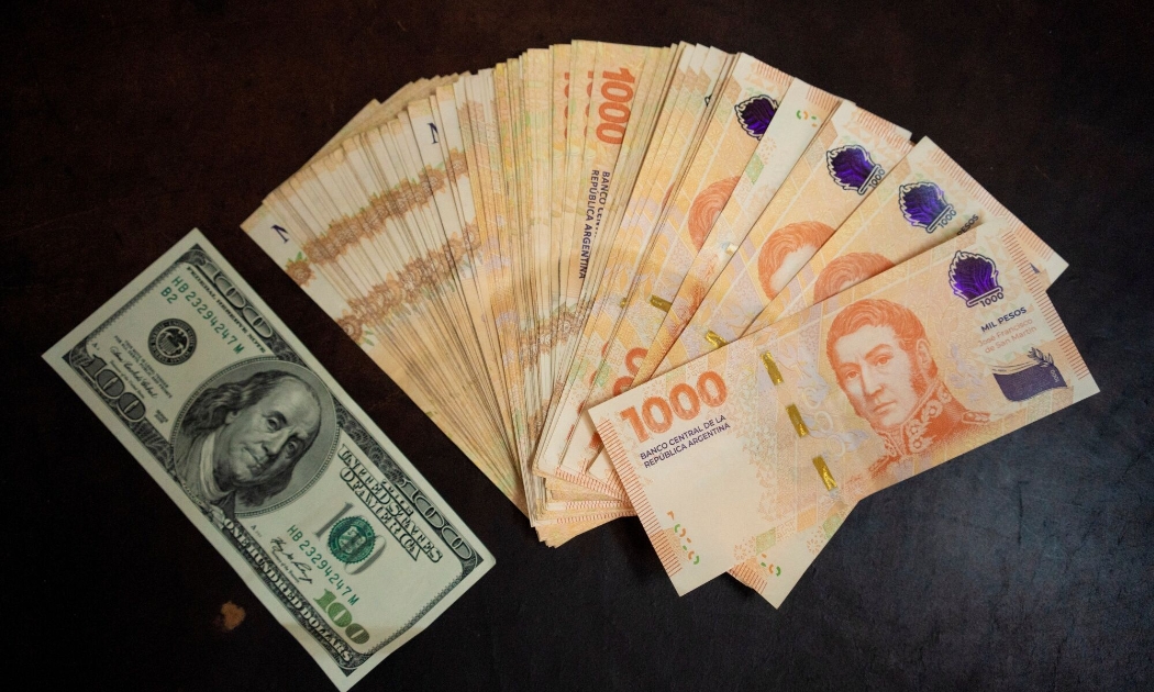 Số tờ tiền 1.000 peso Argentina có trị giá tương đương tờ 100 USD vào thời điểm tháng 1 năm nay - Ảnh: Bloomberg.