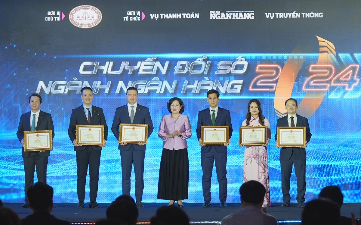 Đại diện VIB cùng các ngân hàng nhận bằng khen từ Thống đốc NHNN.