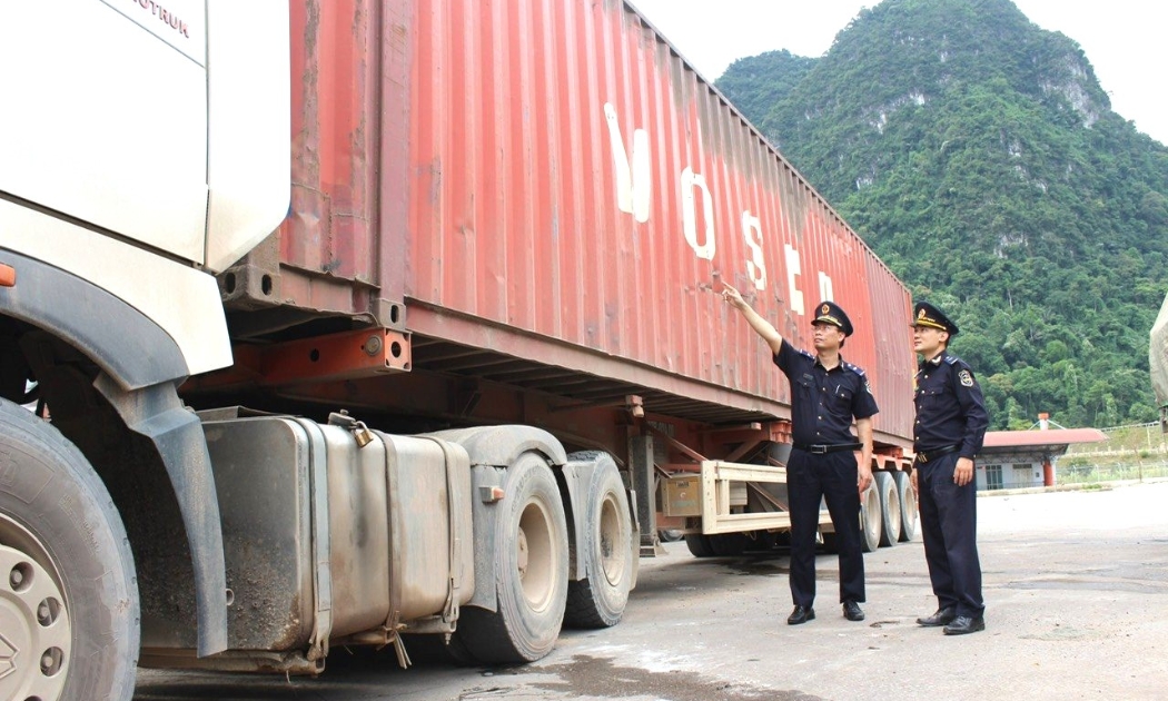 Công chức hải quan Quảng Bình giám sát hàng hóa nhập khẩu qua cửa khẩu Cha Lo