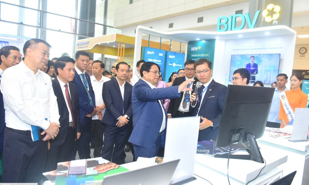 Thủ tướng trải nghiệm gian hàng công nghệ của các ngân hàng sáng 8/5.