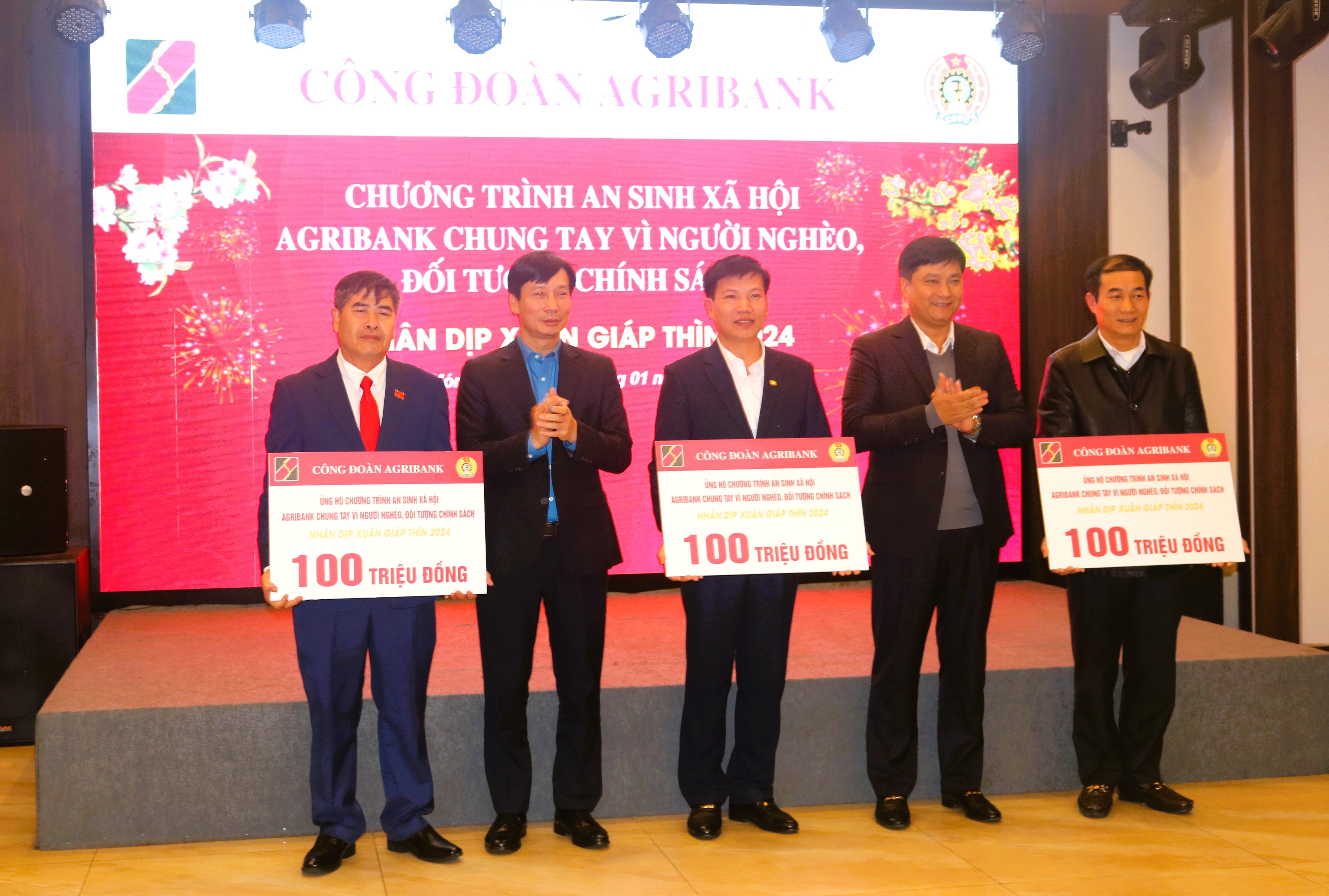 Đồng chí Phạm Toàn Vượng và Đồng chí Phạm Đức Tuấn trao kinh phí của Agribank hỗ trợ người nghèo, đối tượng chính sách tại thành phố Móng Cái, huyện Đầm Hà và huyện Hải Hà (tỉnh Quảng Ninh).