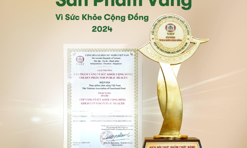 Chứng nhận và cúp giải thưởng “Sản phẩm Vàng vì sức khỏe cộng đồng 2024” được trao cho Herbalife Việt Nam bởi VAFF.