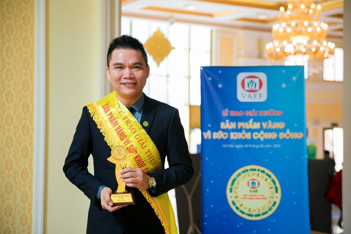 Đại diện Herbalife Việt Nam nhận giải thưởng “Sản phẩm Vàng vì sức khoẻ cộng đồng”.