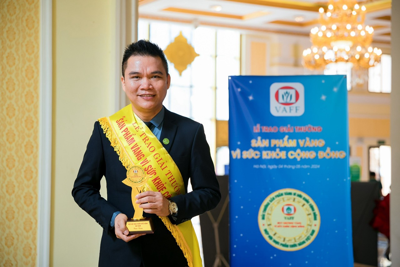 Đại diện Herbalife Việt Nam nhận giải thưởng “Sản phẩm Vàng vì sức khoẻ cộng đồng”.