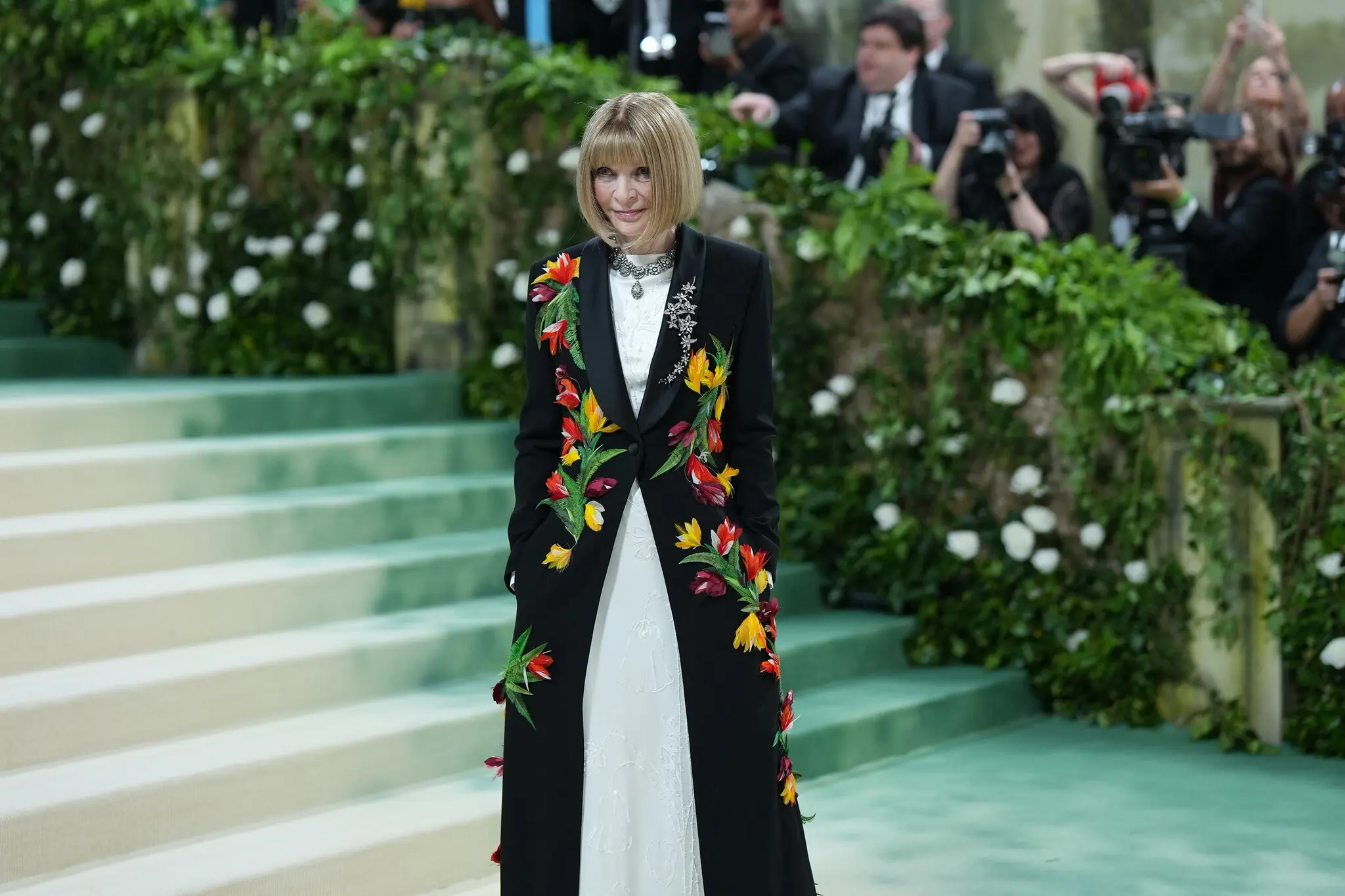 “Chủ xị” của đêm dạ tiệc, tổng biên tập tạp chí Vogue - Anna Wintour xuất hiện trong bộ cánh thuộc bộ sưu tập Thu Đông 2024 của hãng thời trang Loewe.