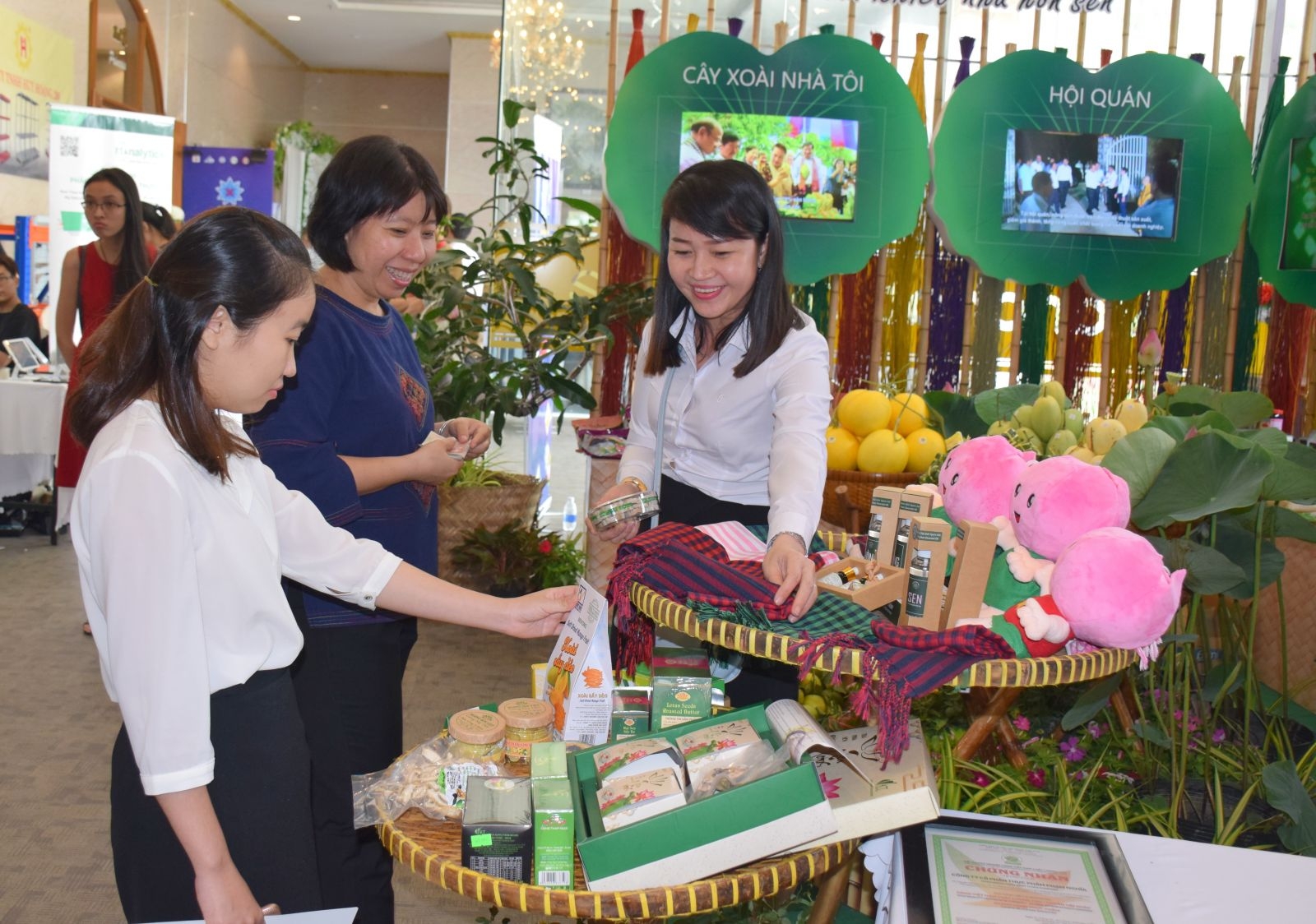 Hiện Đồng Th&aacute;p c&oacute; hơn 40 cơ sở sản xuất, kinh doanh thực phẩm từ sen; 56 sản phẩm OCOP l&agrave;m từ sen.