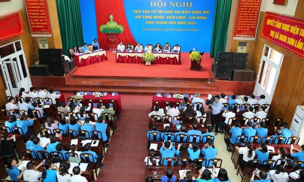 Quang cảnh buổi tiếp xúc cử tri