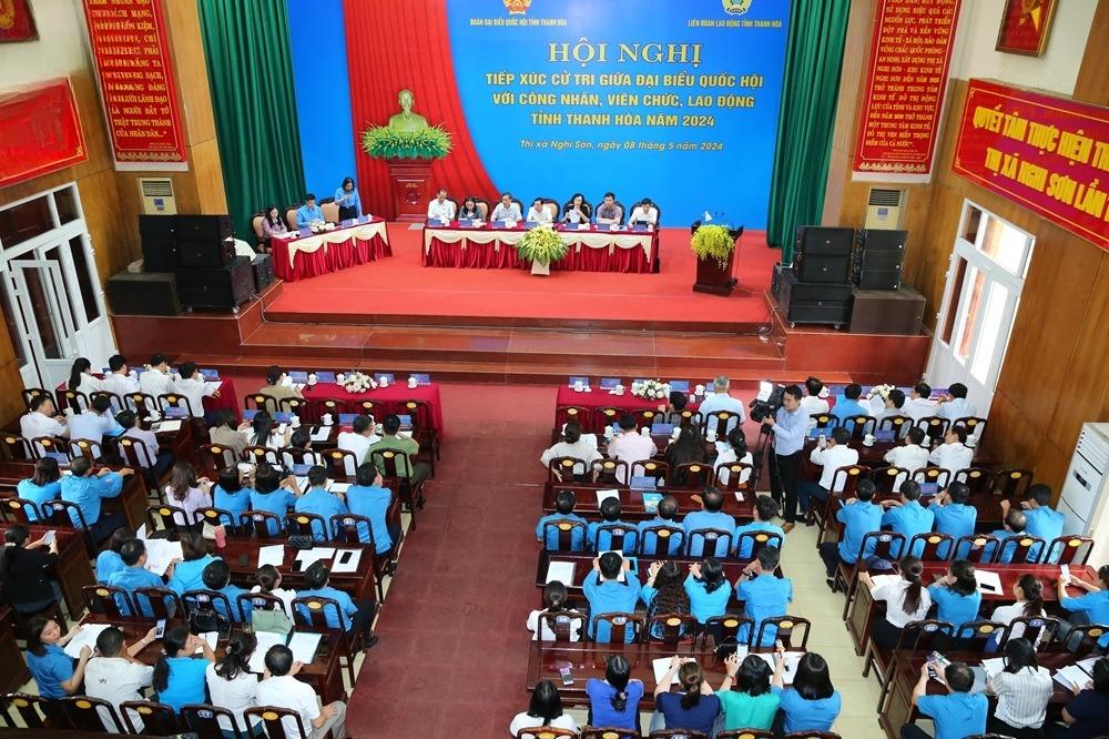 Quang cảnh buổi tiếp xúc cử tri