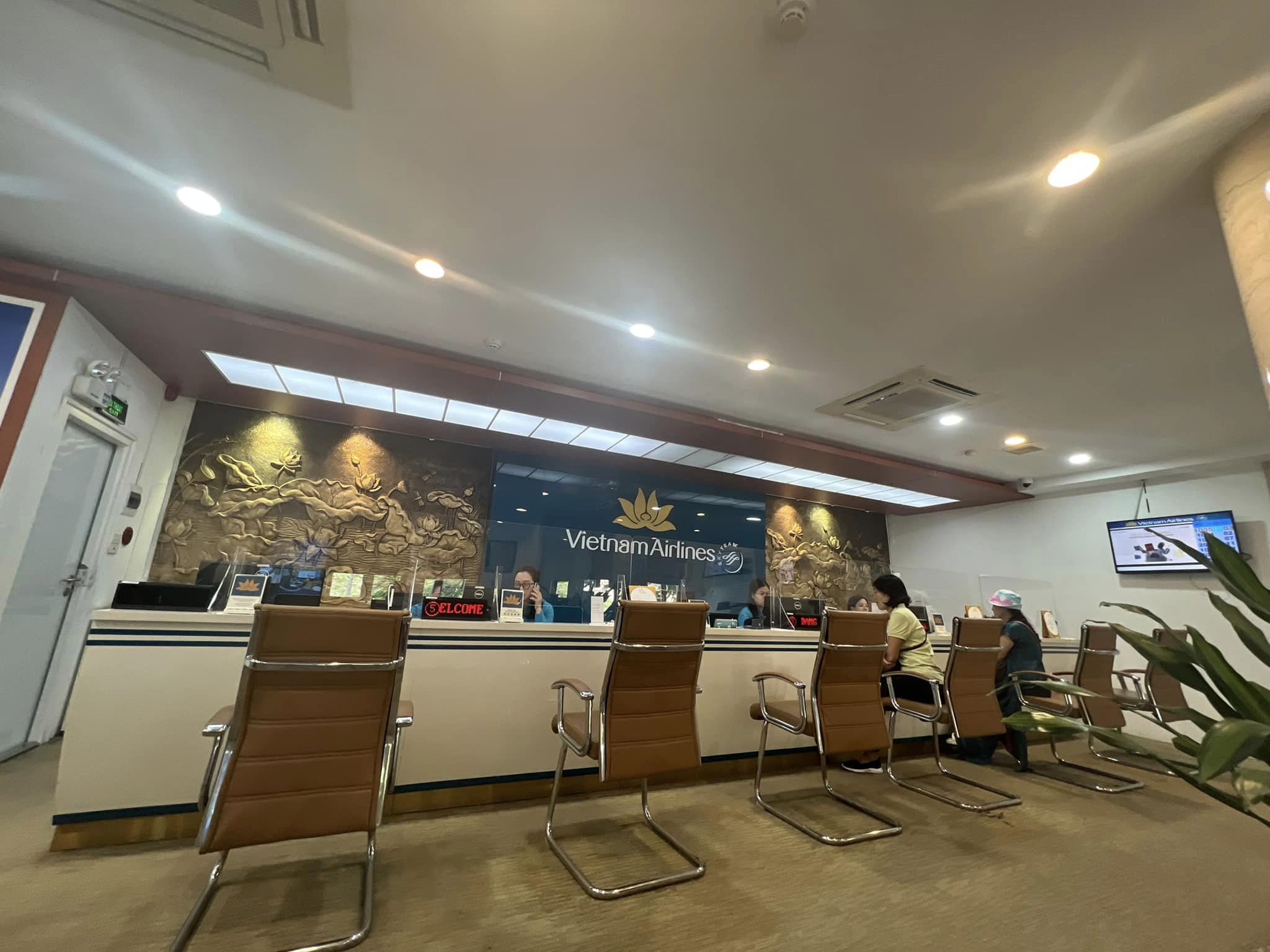 Những phòng vé máy bay vắng người dù sắp vào cao điểm du lịch hè.