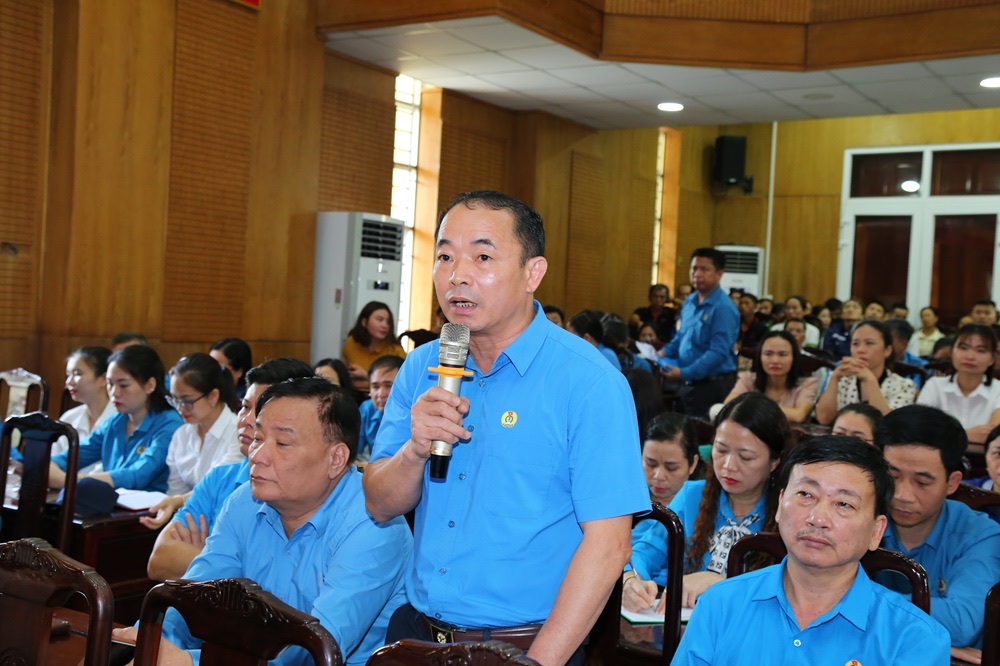 Cử tri phát biểu ý kiến tại hội nghị