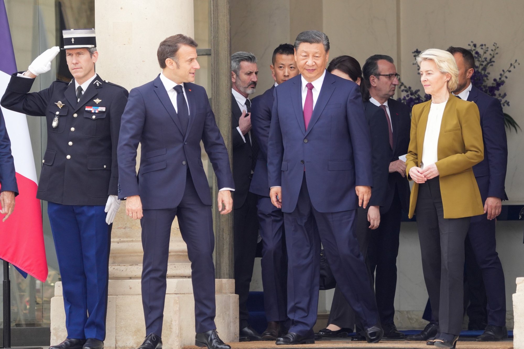Từ trái qua phải: Tổng thống Pháp Emmanuel Macron, Chủ tịch Trung Quốc Tập Cận Bình và Chủ tịch EC Ursula von der Leyen trong cuộc gặp ở Pháp tuần này - Ảnh: Reuters